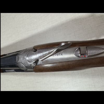 Espingarda com punho em madeira e detalhes metálicos gravados em padrão floral