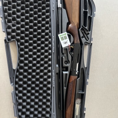 Espingarda desmontada em estojo rígido cinzento com espuma preta ondulada na tampa