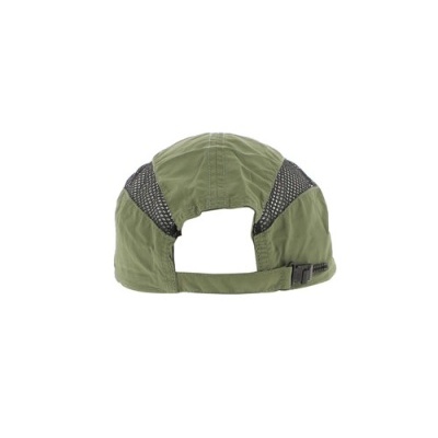 Boné verde com malha preta e fecho ajustável na parte de trás