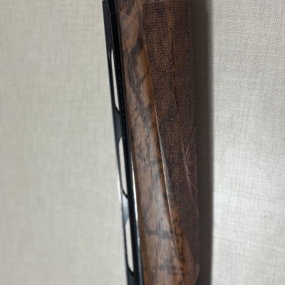 Espingarda com coronha de madeira trabalhada e caixa metálica decorada