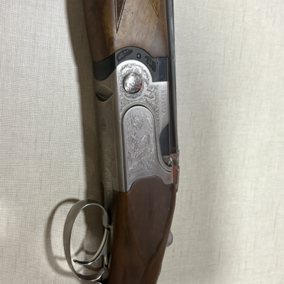 Espingarda com coronha em madeira e detalhes metálicos gravados