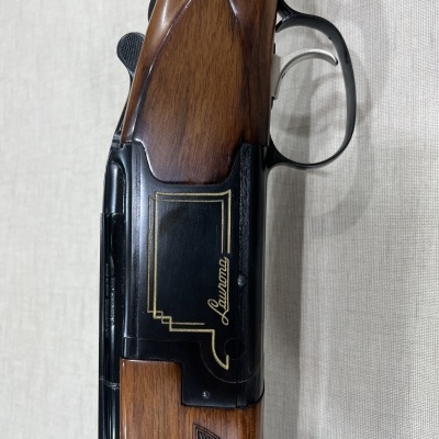 Espingarda de madeira com corpo metálico e detalhe 'Llama'