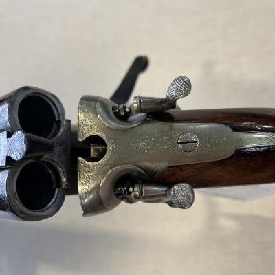 Espingarda de canos duplos em metal e madeira aberta