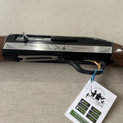 Espingarda com metal prateado e cabo de madeira com etiqueta pendurada