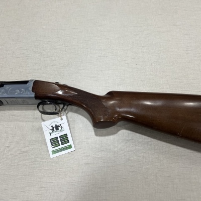 Espingarda de cano duplo em madeira castanha com detalhes metálicos