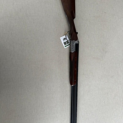 Espingarda de cano duplo com madeira castanha e canos pretos