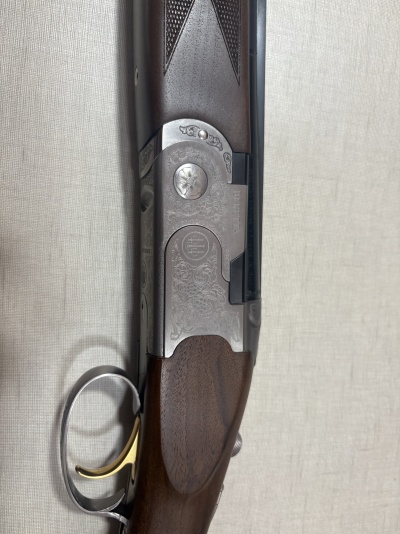 Carabina Beretta de madeira e metal com gravações e gatilho dourado