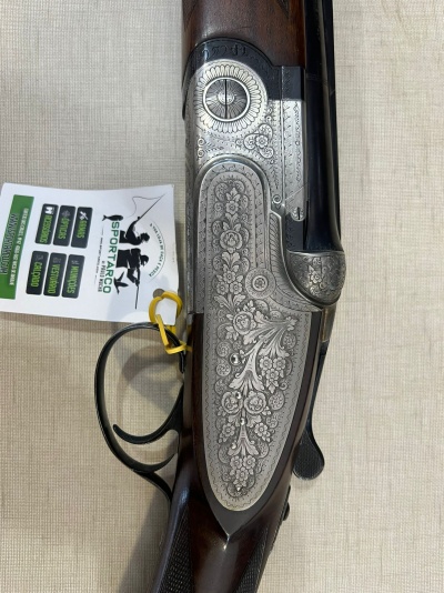 Espingarda de caça com detalhes gravados e etiqueta da marca SPORTRAZO