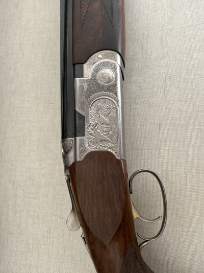 Espingarda com madeira castanha e metal gravado Plateada com texto P. BERETTA