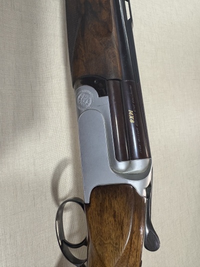 Espingarda de caça com coronha de madeira e corpo metálico