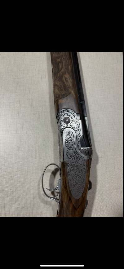 Espingarda de madeira e metal com gravações detalhadas
