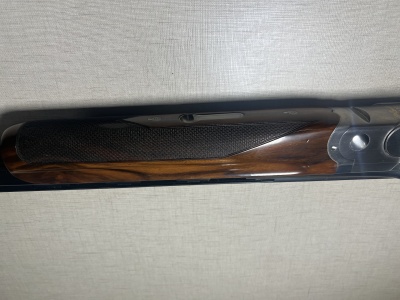 Espingarda com empunhadura em madeira e textura preta antiderrapante