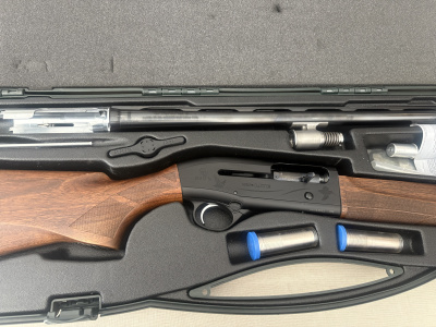 Espingarda Beretta Ultra Lite dentro de estojo de proteção com acessórios