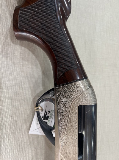 Espingarda com cabo em madeira e detalhes em metal gravado