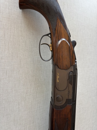 Espingarda em madeira e metal com inscrição P. Beretta