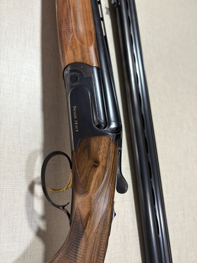 Espingarda Perazzi MX-1 com empunhadura em madeira castanha e detalhes pretos