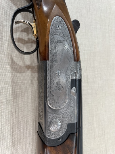 Cano duplo de caça com madeira castanha e metal prateado gravado