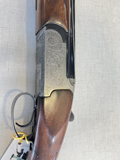 Espingarda de cano duplo com madeira castanha e metal prateado gravado
