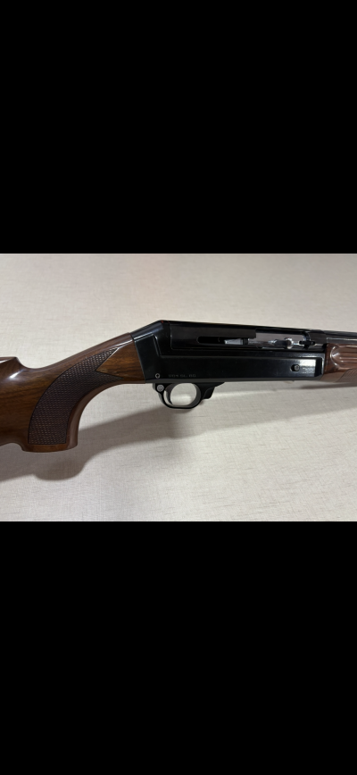 Espingarda com coronha e punho em madeira castanha e corpo metálico negro