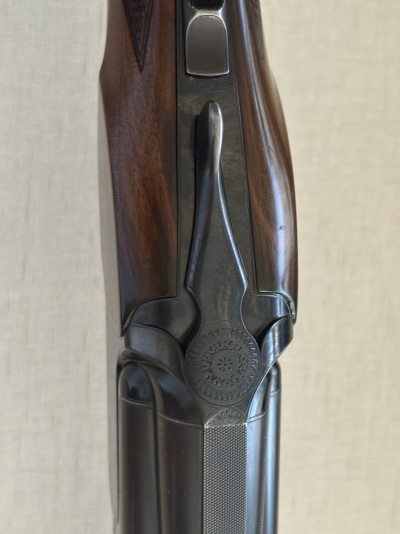 Arma de caça shotgun com madeira castanha e metal preto