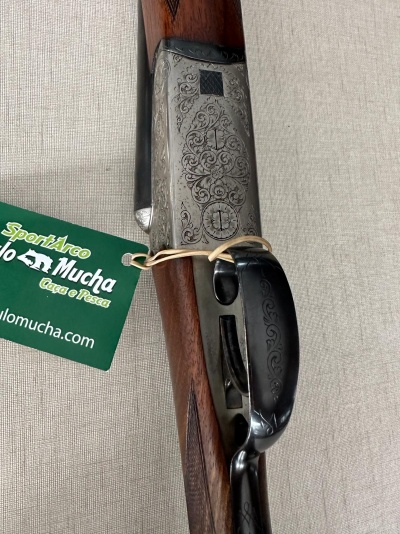 Espingarda com gravações em metal e madeira com etiqueta verde da marca SportArco Paulo Mucha