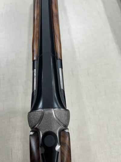 Espingarda de caça com canos duplos e acabamento em madeira e metal preto