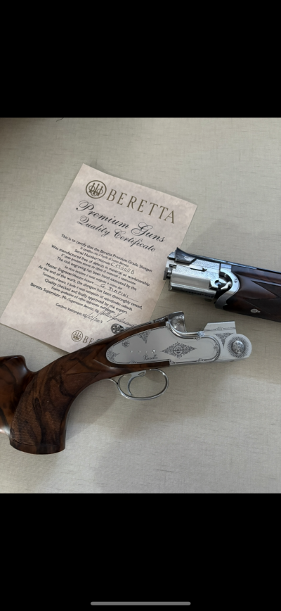 Rifle de caça Beretta com coronha de madeira e certificado de qualidade.