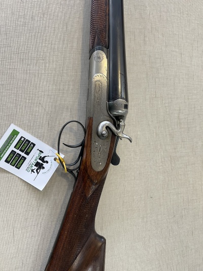 Espingarda de caça de canos duplos em madeira e metal com etiqueta branca