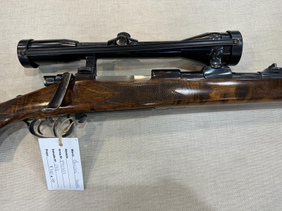 Espingarda de caça com coronha de madeira e mira telescópica preta