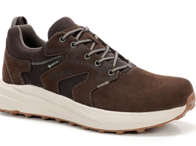 Ténis castanhos escuros Lowa com sola branca e detalhes em cinzento.