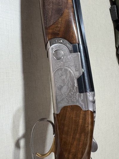 espingarda Beretta com madeira castanha e gravações metálicas detalhadas
