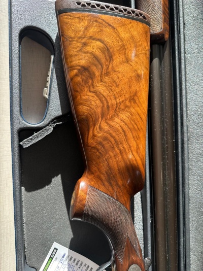 Riceira de arma de fogo em madeira polida com acabamento emborrachado, dentro de estojo preto acolchoado