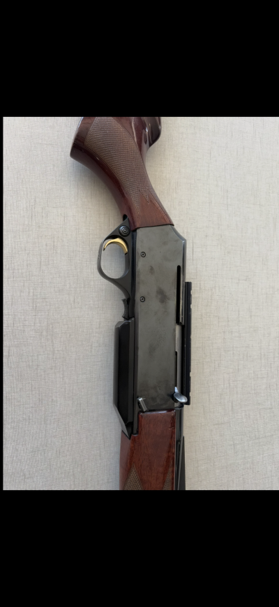 Espingarda com coronha e empunhadura em madeira castanha e parte metálica preta