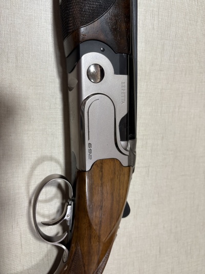 Espingarda Beretta modelo 692 com cabo de madeira e corpo metálico
