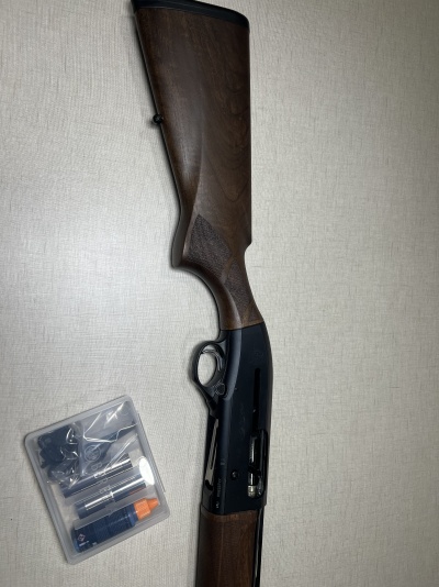 Espingarda com coronha em madeira castanha e acessórios em estojo plástico