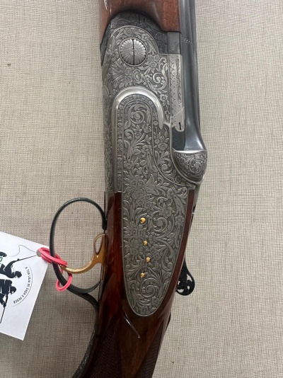 Espingarda com gravação floral detalhada e coronha de madeira escura