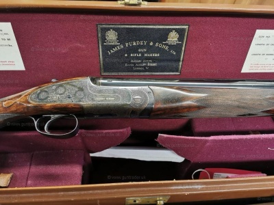 Espingarda de cano duplo com armação gravada e coronha de madeira no estojo de veludo vermelho