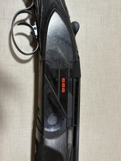 Espingarda Beretta 686 preta com madeira escura