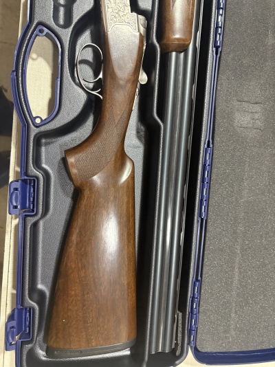 Espingarda em mala de transporte preta com interior almofadado