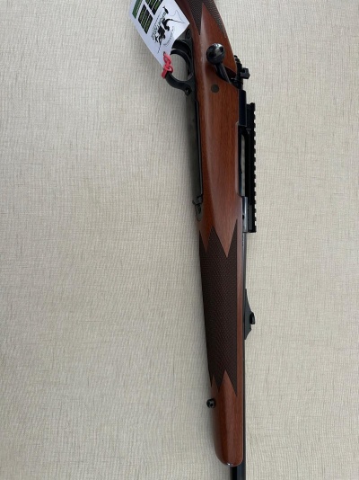 Espingarda de madeira com detalhes pretos e etiqueta com logótipo de veado