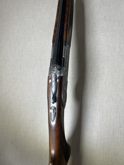 Espingarda de canos paralelos com madeira castanha e metal prateado gravado