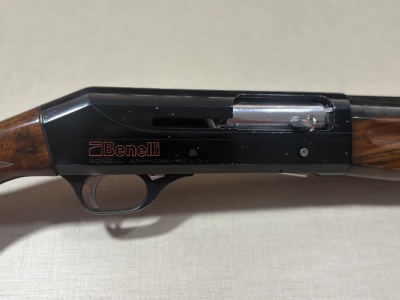 Espingarda Benelli com coronha madeira e metal preto