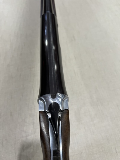 Espingarda de canos duplos com metal preto e madeira castanha