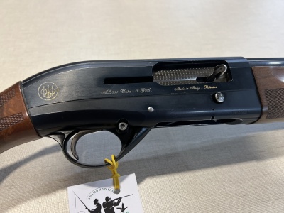 Espingarda semiautomática com acabamento em madeira e metal