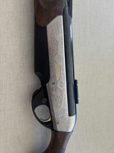 Espingarda Benelli Armi com madeira e gravações decorativas