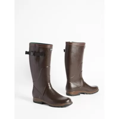 Botas impermeáveis castanho escuro em fundo branco