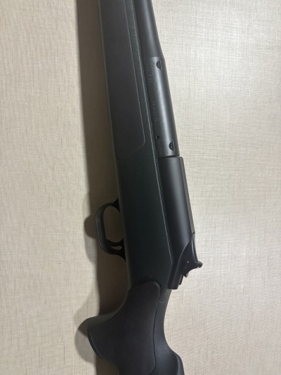 Espingarda de cano duplo preta com cabo sintético sobre fundo claro