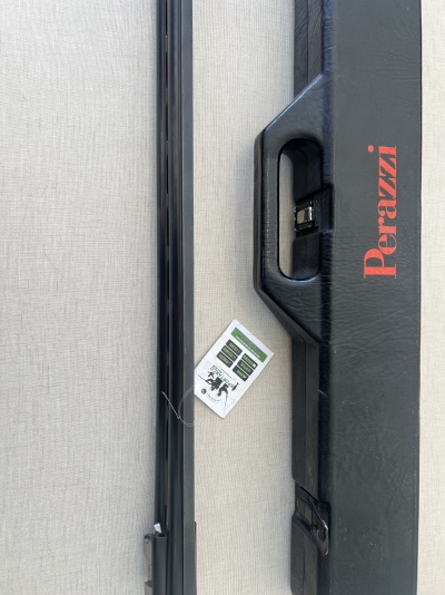 Mala rígida preta Perazzi com cano de arma preto e etiqueta branca