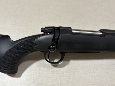 Rifle preto com detalhes em metal e textura antiderrapante