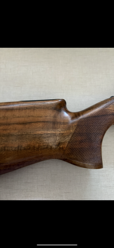 Coronha de madeira polida com textura quadriculada na empunhadura